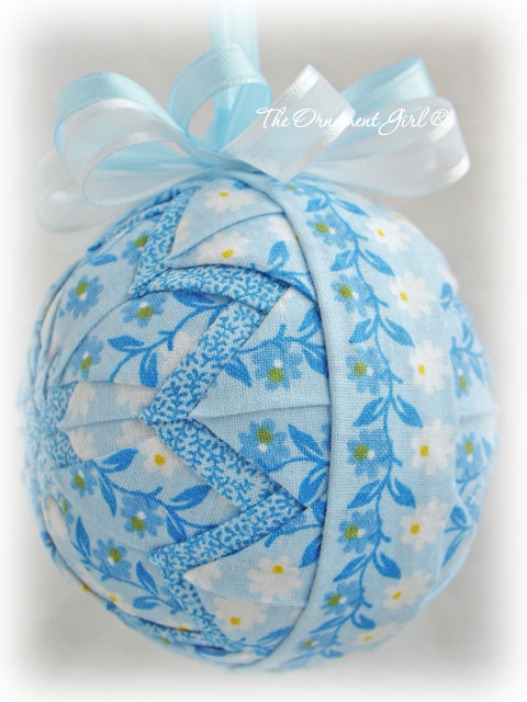 Chic Daisy Ornament Side View