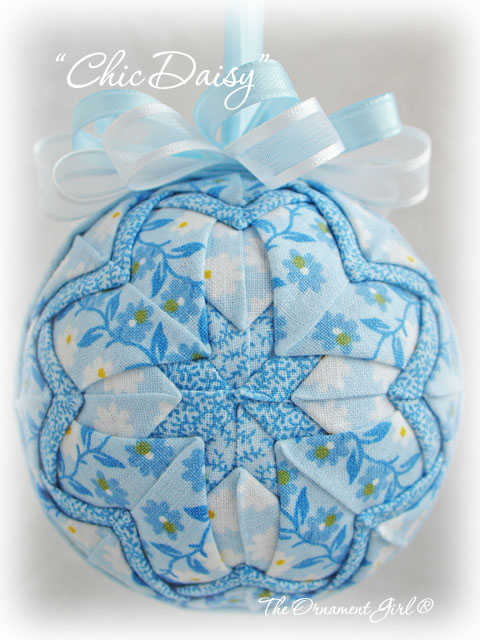 Chic Daisy Ornament Front View