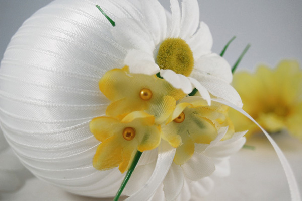 Daisy and Ribbon Ornament Ball